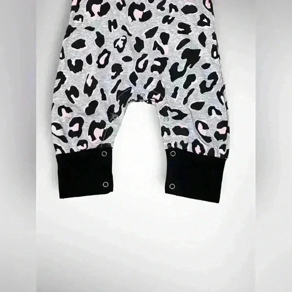 Infant Hooded Snap Onesie 12 Month Grey Pink Black NWT - Picture 2 of 5